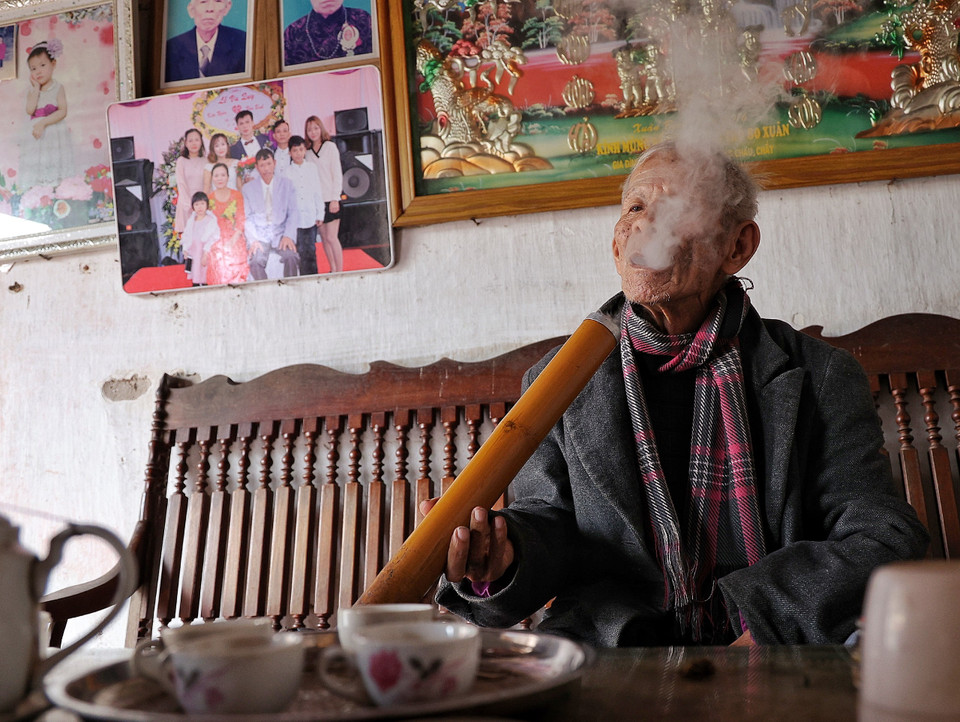 Với những cao niên của làng như cụ Hậu, cụ Cầm, cụ Mun, việc giữ gìn, bảo vệ những nếp nhà cổ của cha ông để lại chính là trách nhiệm cả đời của họ. (Ảnh: Xuân Mai/Vietnam+)