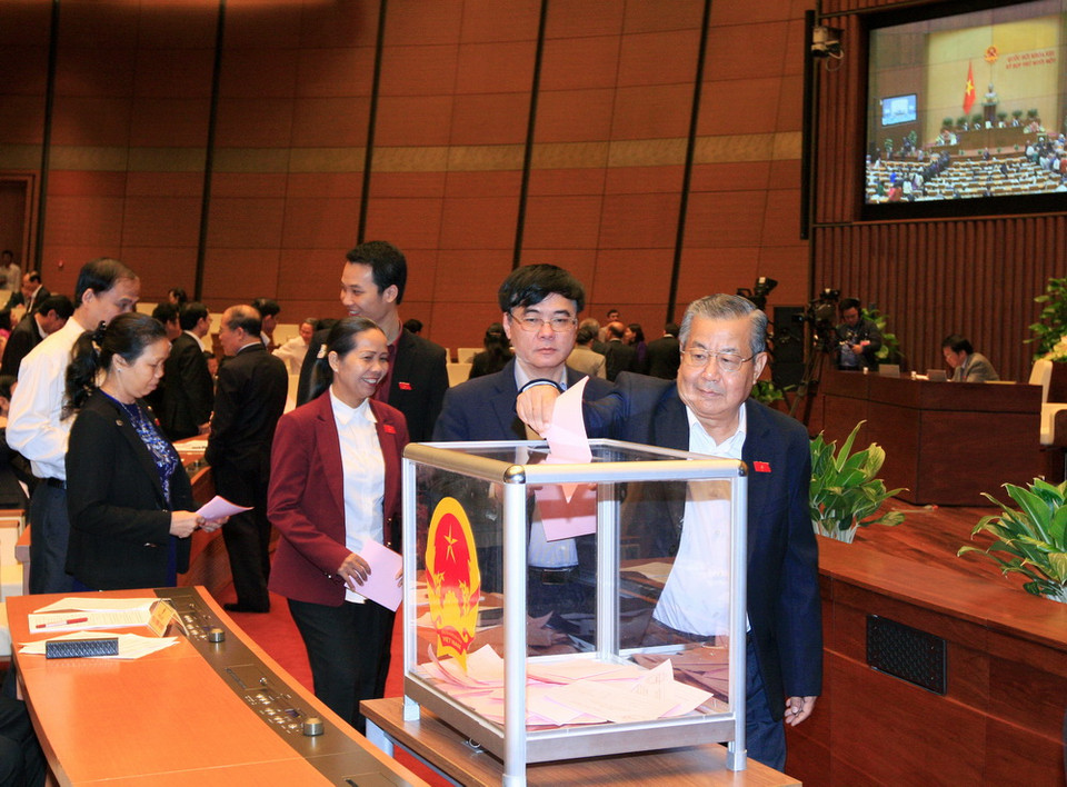 Các đại biểu Quốc hội bỏ phiếu bầu Chủ tịch Quốc hội, Chủ tịch Hội đồng Bầu cử quốc gia. (Ảnh: Thống Nhất/TTXVN)