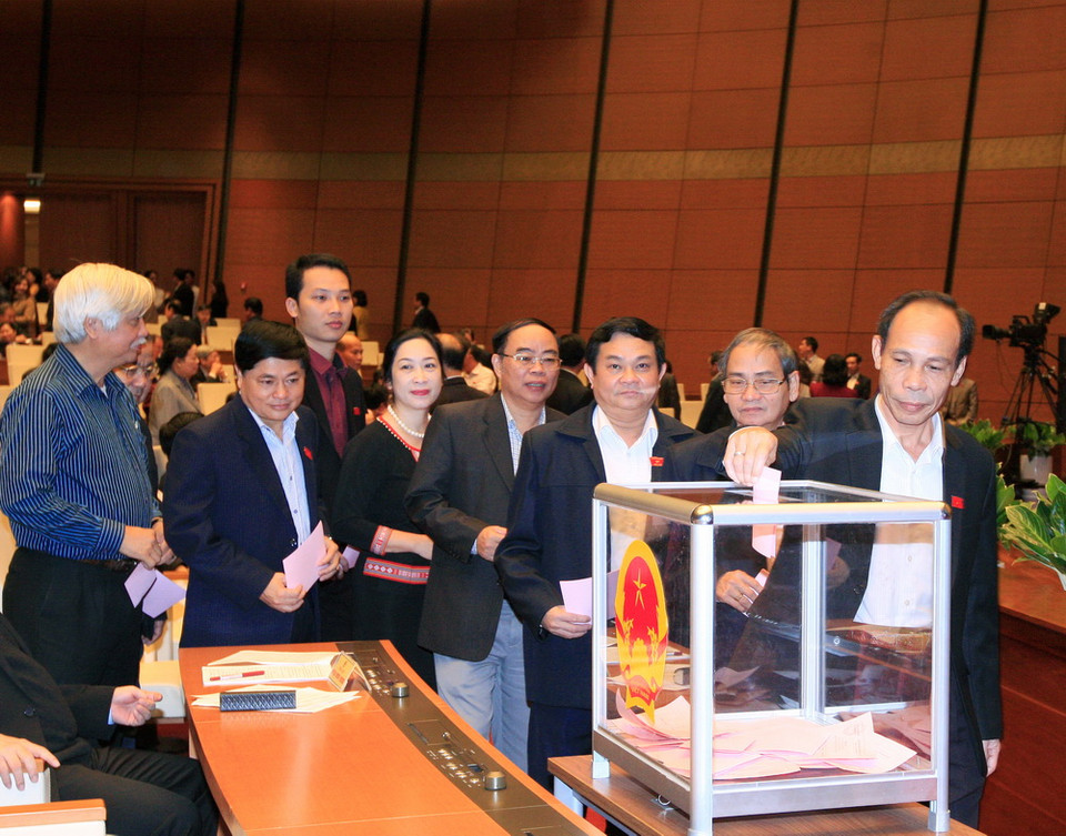 Các đại biểu Quốc hội bỏ phiếu bầu Chủ tịch Quốc hội, Chủ tịch Hội đồng Bầu cử quốc gia. (Ảnh: Thống Nhất/TTXVN)