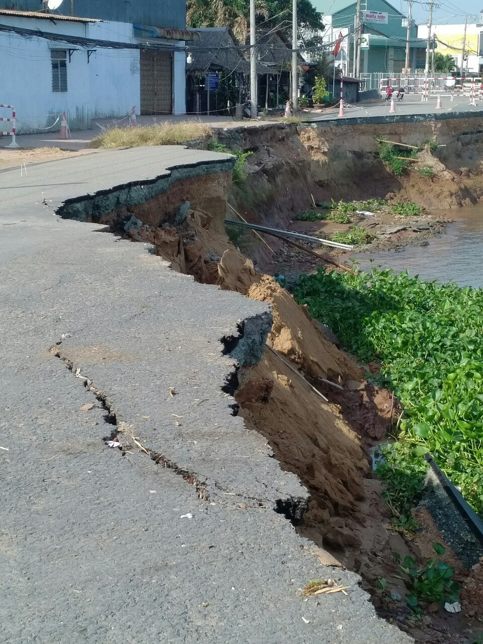 Hiện trường vụ sạt lở mới tại khu vực sạt lở Quốc lộ 91 đoạn qua ấp Bình Tân, xã Bình Mỹ, huyện Châu Phú, tỉnh An Giang. (Ảnh: Công Mạo/TTXVN)