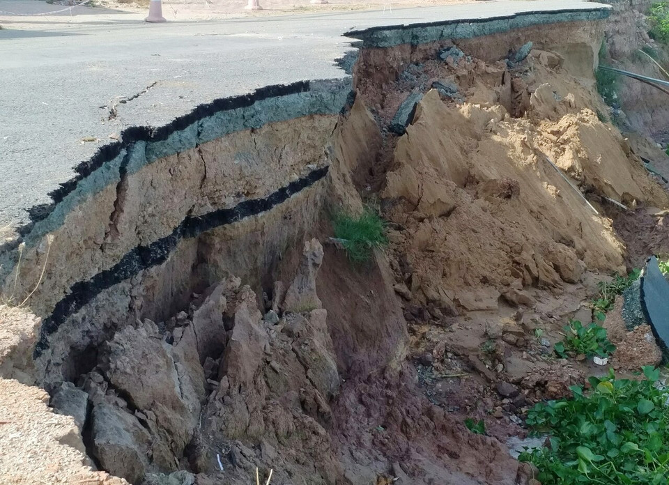 Hiện trường vụ sạt lở mới tại khu vực sạt lở Quốc lộ 91 đoạn qua ấp Bình Tân, xã Bình Mỹ, huyện Châu Phú, tỉnh An Giang. (Ảnh: Công Mạo/TTXVN)