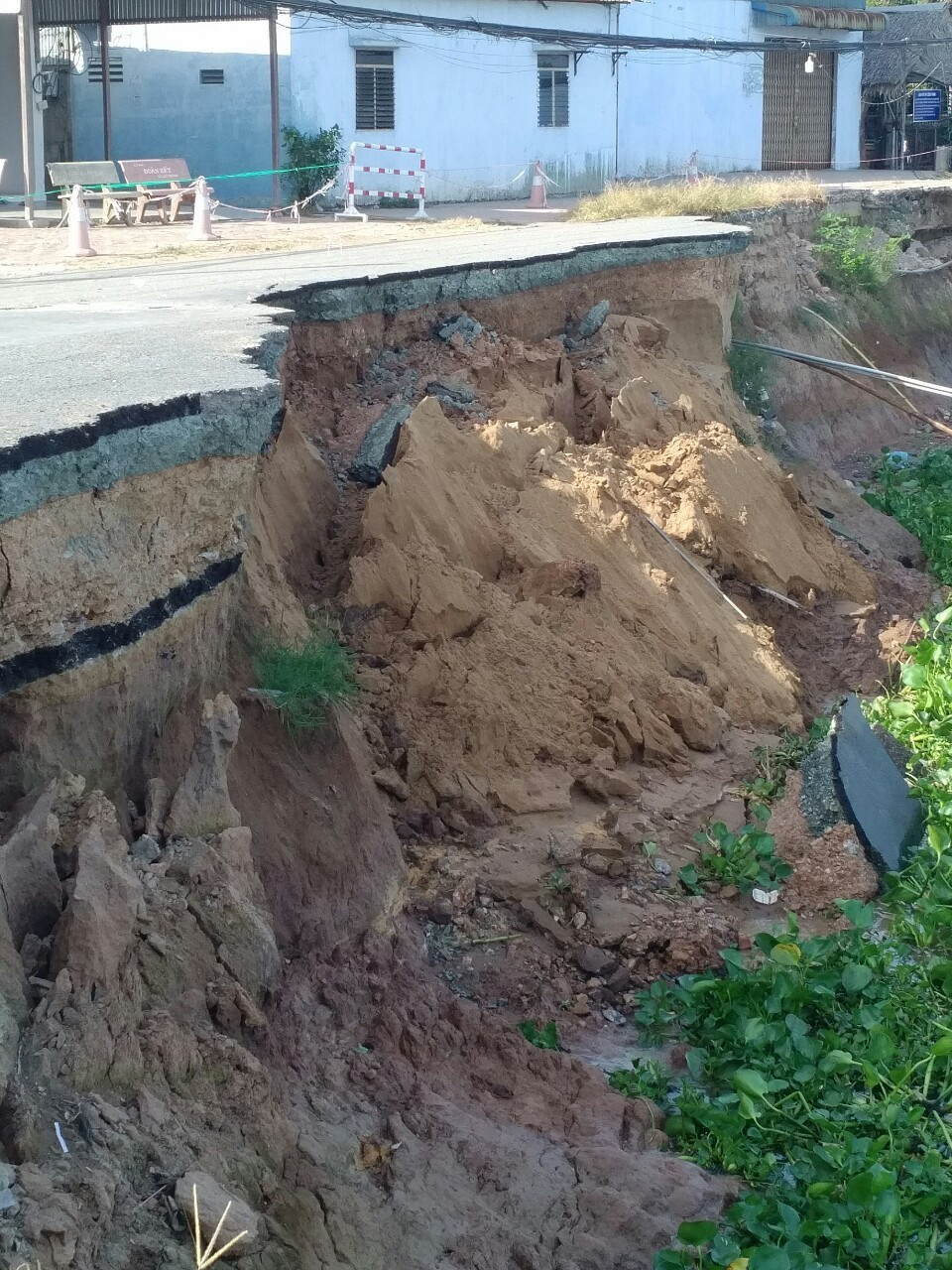 Hiện trường vụ sạt lở mới tại khu vực sạt lở Quốc lộ 91 đoạn qua ấp Bình Tân, xã Bình Mỹ, huyện Châu Phú, tỉnh An Giang. (Ảnh: Công Mạo/TTXVN)