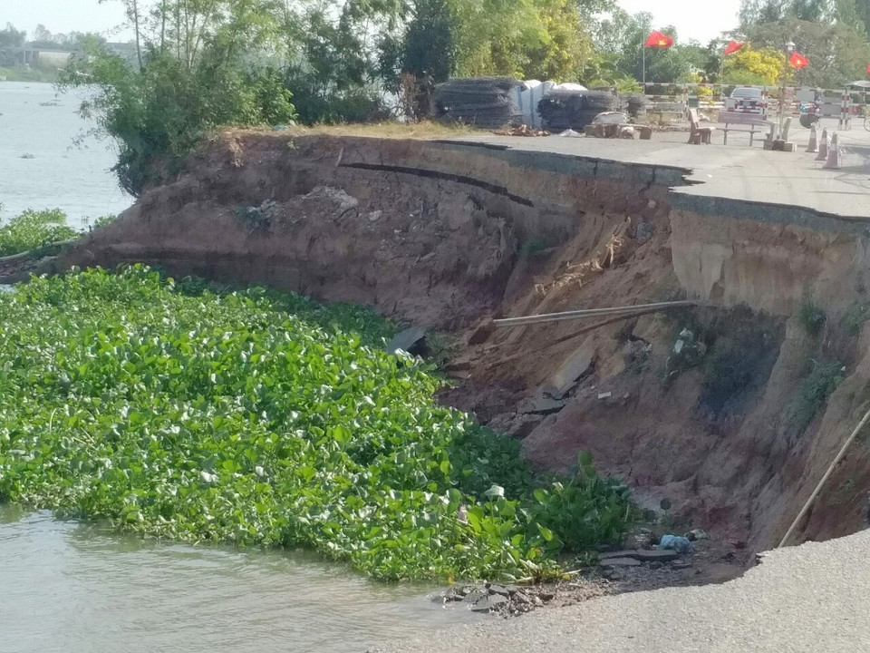 Hiện trường vụ sạt lở mới tại khu vực sạt lở Quốc lộ 91 đoạn qua ấp Bình Tân, xã Bình Mỹ, huyện Châu Phú, tỉnh An Giang. (Ảnh: Công Mạo/TTXVN)