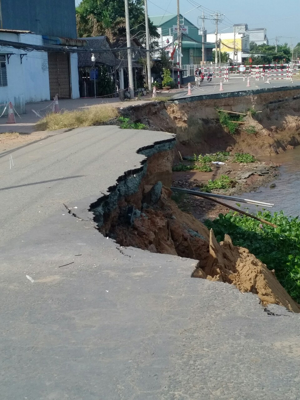 Hiện trường vụ sạt lở mới tại khu vực sạt lở Quốc lộ 91 đoạn qua ấp Bình Tân, xã Bình Mỹ, huyện Châu Phú, tỉnh An Giang. (Ảnh: Công Mạo/TTXVN)