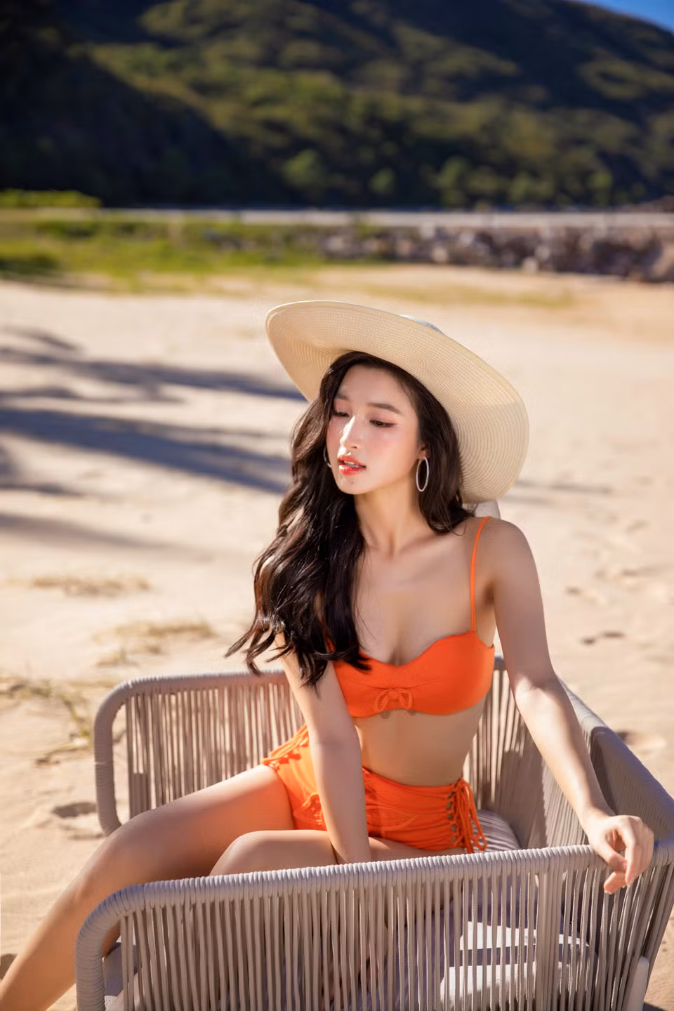 Á hậu Phương Nhi lựa chọn cho mình trang phục bikini cạp cao vừa kín đáo nhưng cũng vừa gợi cảm, để lộ vòng eo 58cm. (Ảnh: PV/Vietnam+)