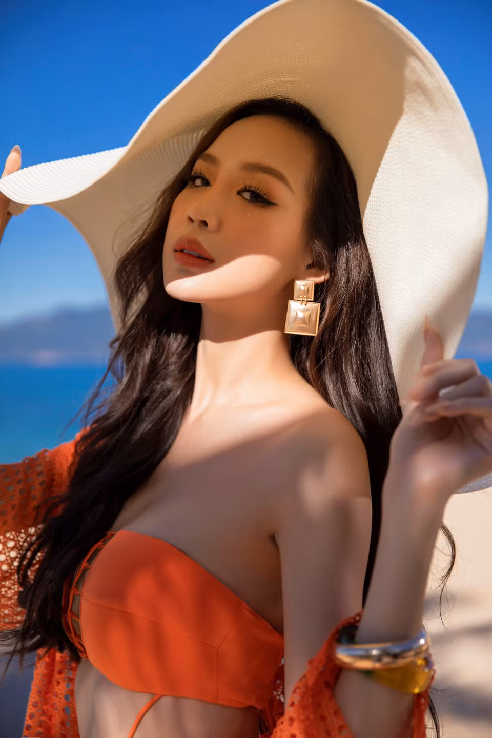 Cô trở thành đại sứ của loạt sự kiện lớn: Đại sứ Lễ hội Bánh dân gian Nam Bộ, Đại sứ “Ngày hội giao thông không khói cho hành tinh xanh,” đại sứ chương trình “Sáng kiến an toàn giao thông Việt Nam 2023,” đại sứ “Ngày trái đất” với chiến dịch môi trường lớn nhất thế giới. (Ảnh: PV/Vietnam+)