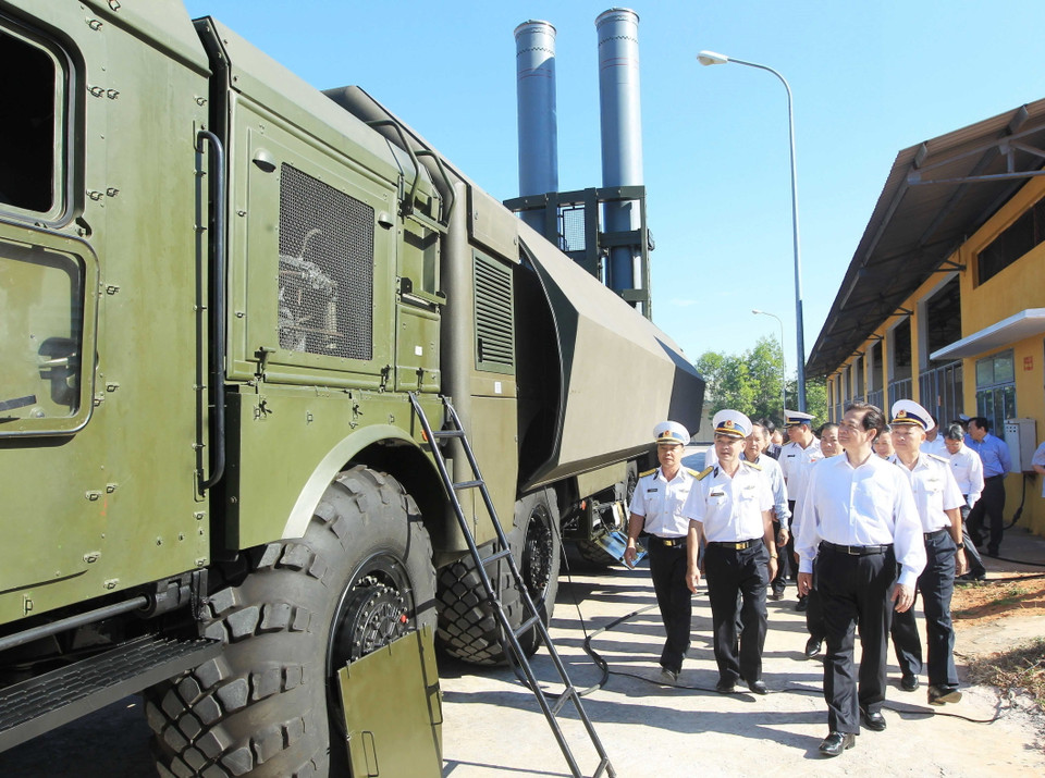 Thủ tướng Nguyễn Tấn Dũng kiểm tra công tác trực ban sẵn sàng chiến đấu của Lữ đoàn Tên lửa bờ 681 (Quân chủng Hải quân), ngày 18/2/2013. (Ảnh: Đức Tám/TTXVN)
