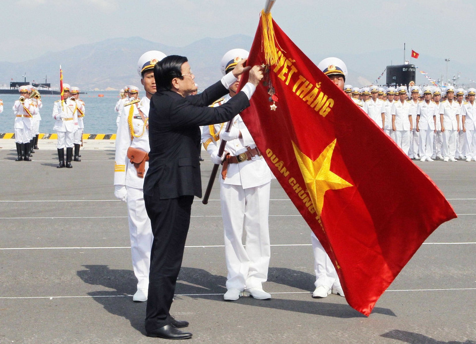 Chủ tịch nước Trương Tấn Sang trao tặng Danh hiệu Anh hùng Lực lượng vũ trang nhân dân thời kỳ đổi mới cho lực lượng Hải quân nhân dân Việt Nam, sáng 2/5/2015, tại Cam Ranh (Khánh Hòa). (Ảnh: Nguyễn Khang/TTXVN)