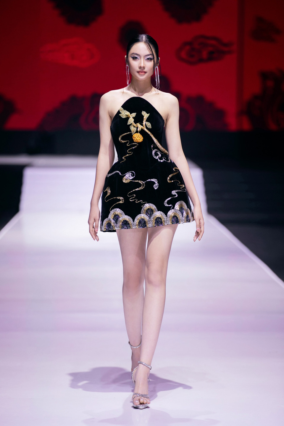 Kết hợp phom dáng hiện đại với các đường cắt cúp từ phom váy bí trend 2024. (Ảnh: PV/Vietnam+)