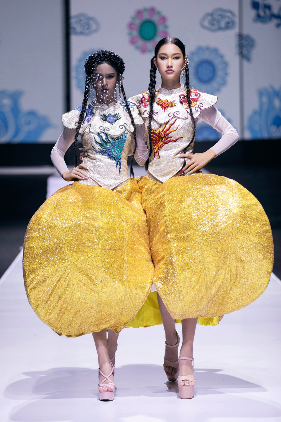 “Dệt Mộng” được lấy cảm hứng từ câu chuyện cổ tích Tấm Cám và chất liệu dân gian kinh dị từ phim điện ảnh “Cám” đã mang đến một không gian huyền bí, ma mị. (Ảnh: PV/Vietnam+)