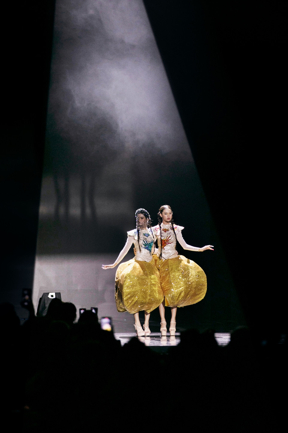 Xuất hiện với tạo hình quả thị trong chuyện cổ tích Tấm Cám, 2 nàng mẫu đã cho thấy sự kết hợp ăn ý trong cách trình diễn cộng hưởng với màu sắc của bộ cánh được thiết kế tỉ mỉ. Tất cả đều hòa quyện tăng thêm phần hiệu ứng thị giác cho người xem. (Ảnh: PV/Vietnam+)