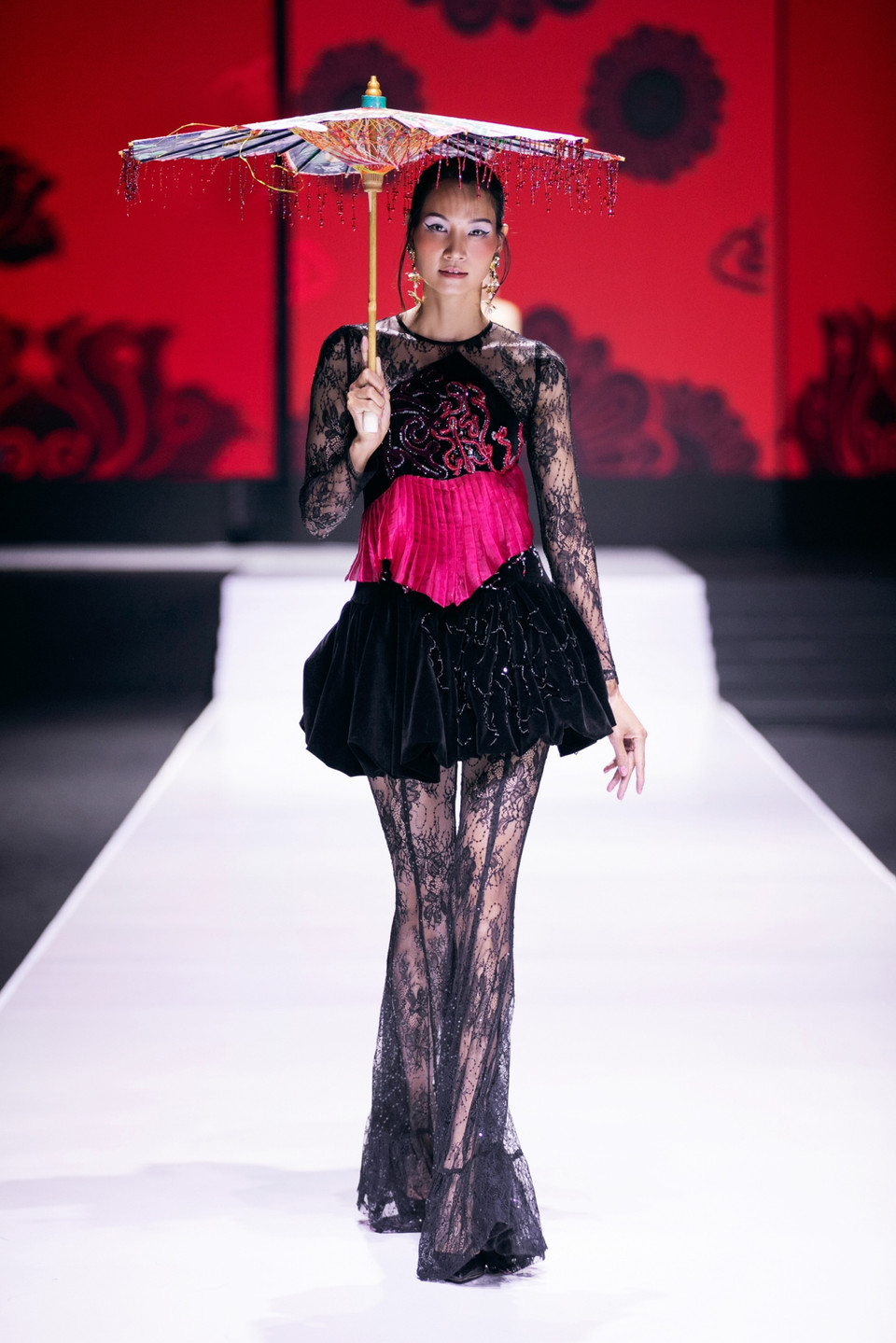 Bộ sưu tập được sử dụng kỹ thuật thêu đính thủ công truyền thống, phối cùng phụ kiện được in 3D từ chất liệu lụa, gấm, sa kết hợp da, nhung, tafta… (Ảnh: PV/Vietnam+)