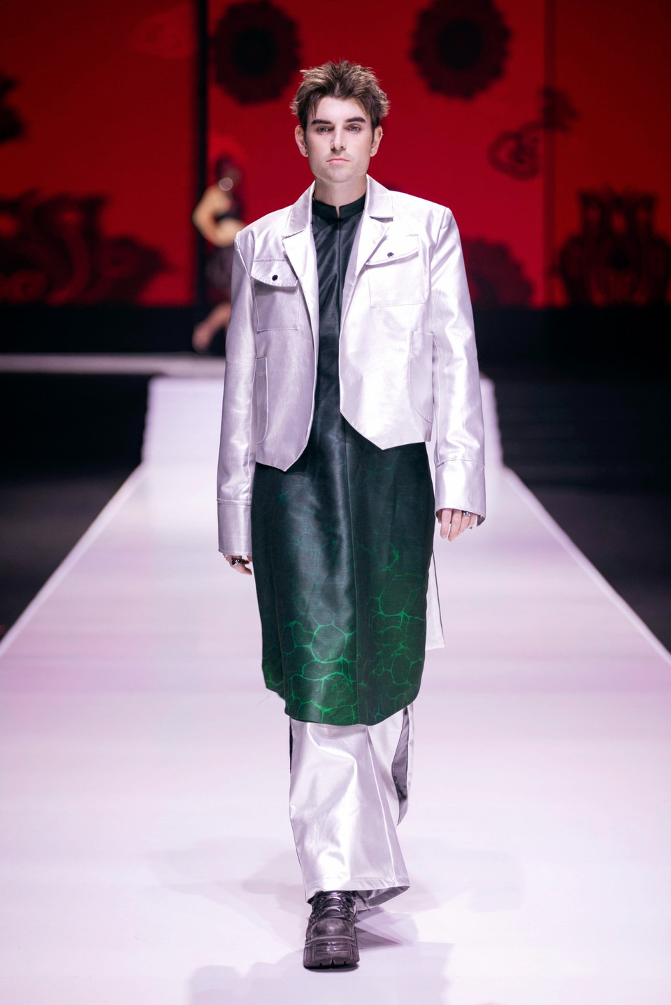 Là thương hiệu thời trang sở hữu các nhà thiết kế trẻ Gen Z, The Mad Lab có cái nhìn khác biệt khi khéo léo kết hợp giá trị truyền thống vào tác phẩm nghệ thuật là các mẫu thiết kế, khiến những bộ cánh vừa bắt kịp xu hướng của ngành công nghiệp thời trang mà vẫn giữ trong mình “hơi thở” truyền thống. (Ảnh: PV/Vietnam+)