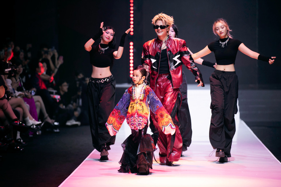 Chưa dừng lại ở đó, “Anh trai” Rhyder cùng Rapper Dũng D.X đã khép lại show diễn đầy bất ngờ và cảm xúc với ca khúc hoàn toàn mới “đốt cháy” sân khấu. Đây cũng chính là ý đồ của The Mad Lab nhằm thể hiện chính xác tinh thần của “Dệt Mộng,” gửi gắm mơ ước về một thương hiệu trẻ vừa có cá tính riêng, vừa góp phần lưu giữ những giá trị văn hóa truyền thống, hướng tới thương hiệu vì cộng đồng và là nơi dệt nên ước mơ của các bạn trẻ yếu thế. (Ảnh: PV/Vietnam+)