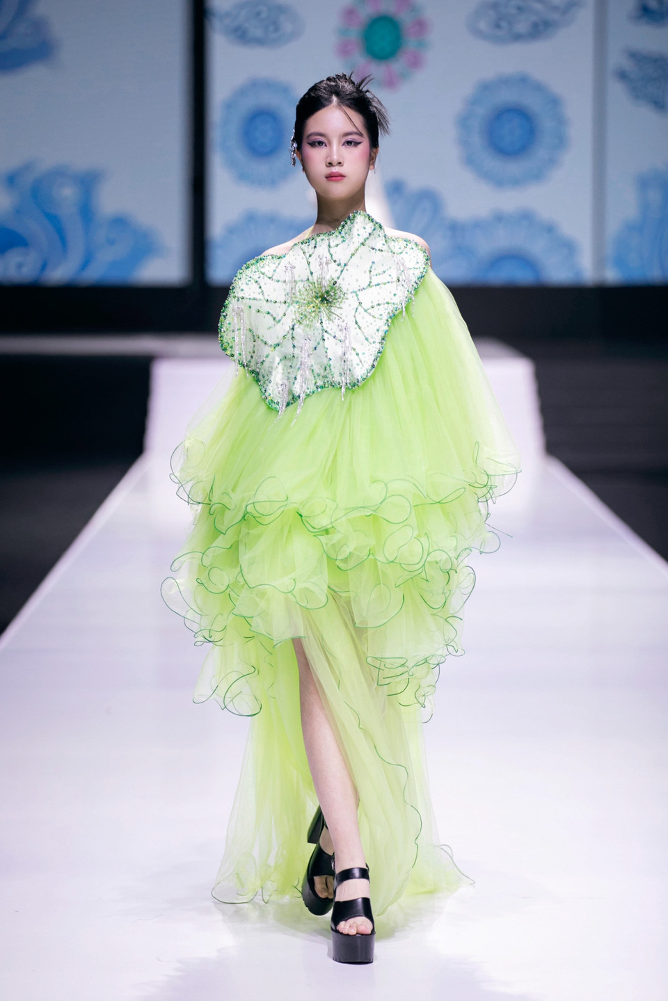 Một thiết kế trong bộ sưu tập "Dệt Mộng." (Ảnh: PV/Vietnam+)