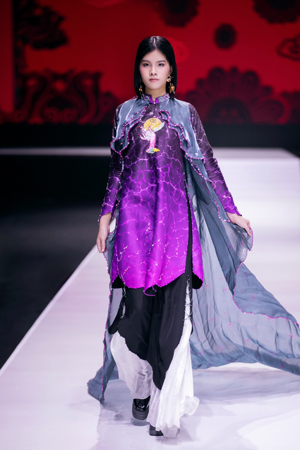 Các thiết kế trong bộ sưu tập đa phần sử dụng phom dáng khai thác từ áo ngũ thân tay chẽn, nhật bình, đối khâm, mã tiên, áo yếm... trong thời kỳ nhà Nguyễn. (Ảnh: PV/Vietnam+)