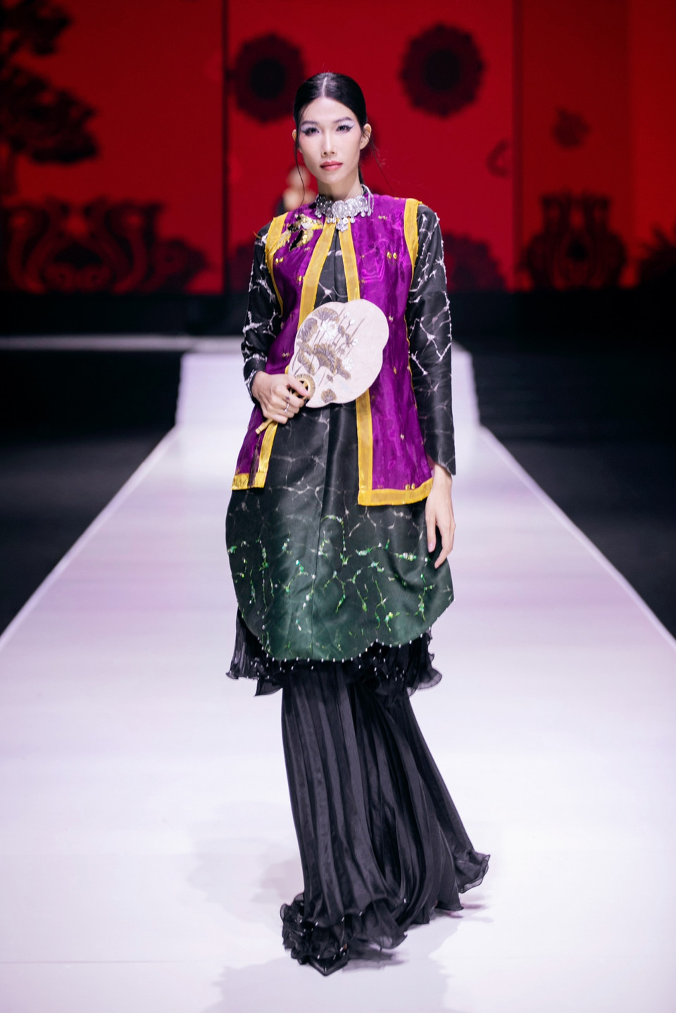 Với góc nhìn hiện đại và táo bạo, các thiết kế đã được khoác lên những hình ảnh giản dị, đơn sơ như: giếng cổ, hoa sen, quả thị… để vẽ nên những thiết kế đầy ma mị và độc đáo. (Ảnh: PV/Vietnam+)