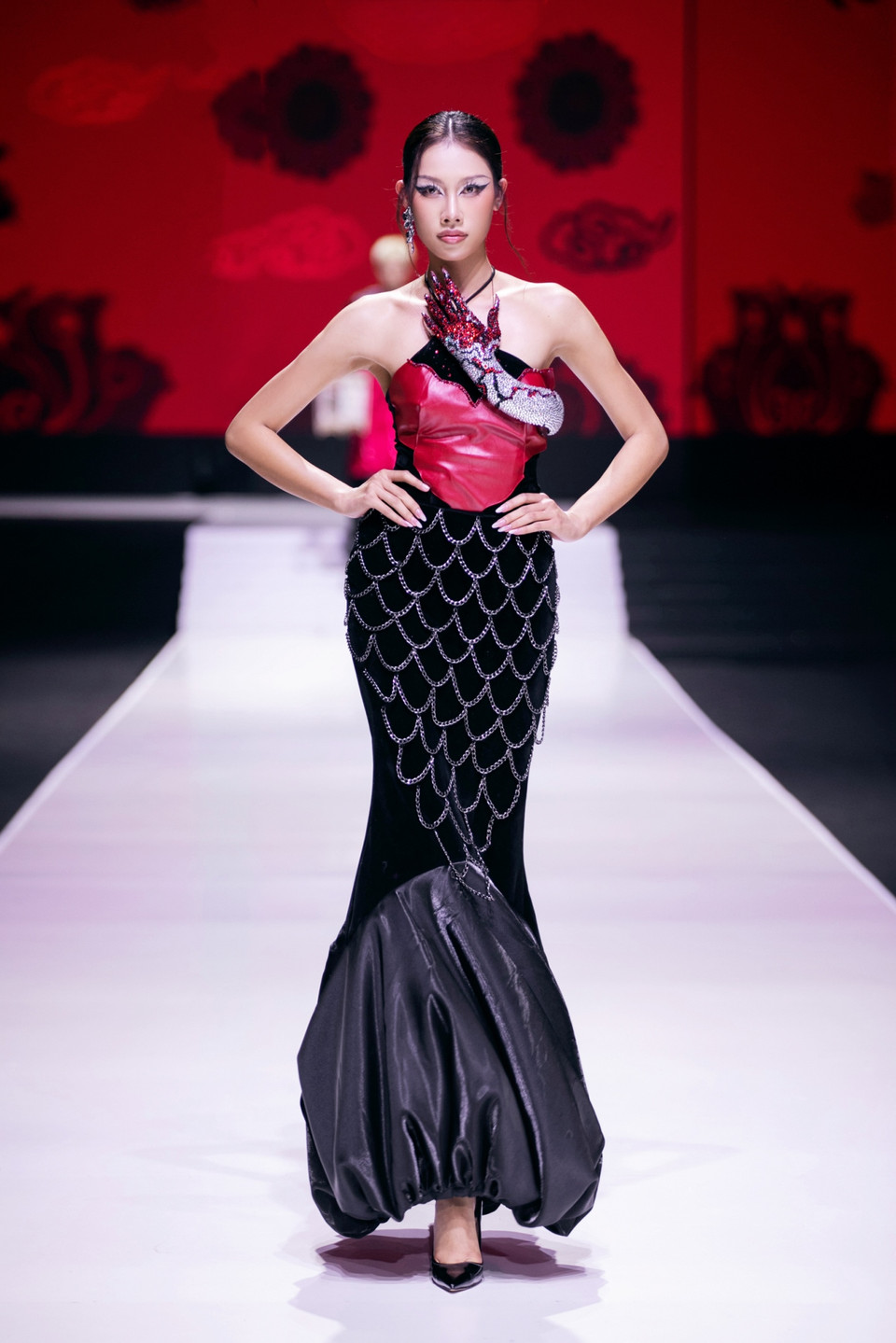 Các thiết kế là sự kết hợp thú vị giữa màu sắc dân gian truyền thống pha lẫn chút hơi thở hiện đại để tạo nên một làn gió mới trong làng mốt Việt Nam. (Ảnh: PV/Vietnam+)