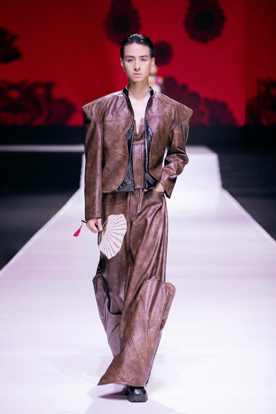 Từng gây ấn tượng với bộ sưu tập “Mad 1,” The Mad Lab by Phạm Trần Thu Hằng đã khiến khán giả “nổi da gà” nhờ ý tưởng táo bạo của tư duy thời trang thế hệ mới với chủ đề đột biến của sinh vật độc lạ. Và lần này, The Mad Lab tiếp tục không ngừng đổi mới khi mang đến bộ sưu tập “Dệt mộng.” (Ảnh: PV/Vietnam+)