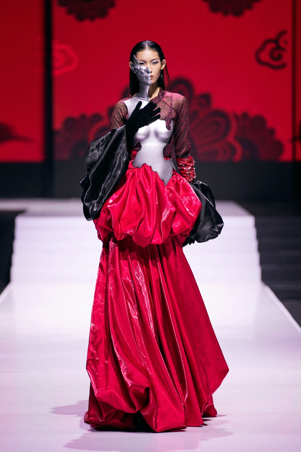 Khép lại màn trình diễn, Quán quân The Face Vietnam Huỳnh Tú Anh đầy thần thái trong thiết kế ấn tượng “lăng xê” phom váy bí kết hợp cùng mặt nạ vô cùng độc đáo. (Ảnh: PV/Vietnam+)