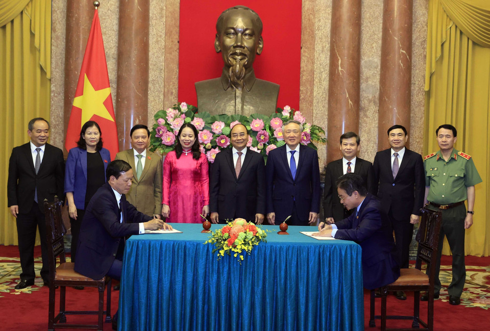 Chủ tịch nước Nguyễn Xuân Phúc, Trưởng Ban Cải cách Tư pháp Trung ương dự Lễ ký Quy chế phối hợp công tác giữa Văn phòng Chủ tịch nước và Tòa án Nhân dân Tối cao. (Ảnh: Thống Nhất/TTXVN)