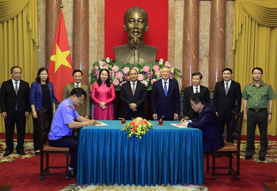 Chủ tịch nước Nguyễn Xuân Phúc, Trưởng Ban Cải cách Tư pháp Trung ương dự Lễ ký Quy chế phối hợp công tác giữa Văn phòng Chủ tịch nước và Viện Kiểm sát Nhân dân Tối cao. (Ảnh: Thống Nhất/TTXVN)