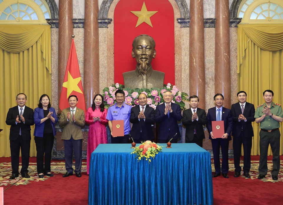 Chủ tịch nước Nguyễn Xuân Phúc, Trưởng Ban Cải cách Tư pháp Trung ương dự Lễ ký Quy chế phối hợp công tác giữa Văn phòng Chủ tịch nước và Viện Kiểm sát Nhân dân Tối cao. (Ảnh: Thống Nhất/TTXVN)