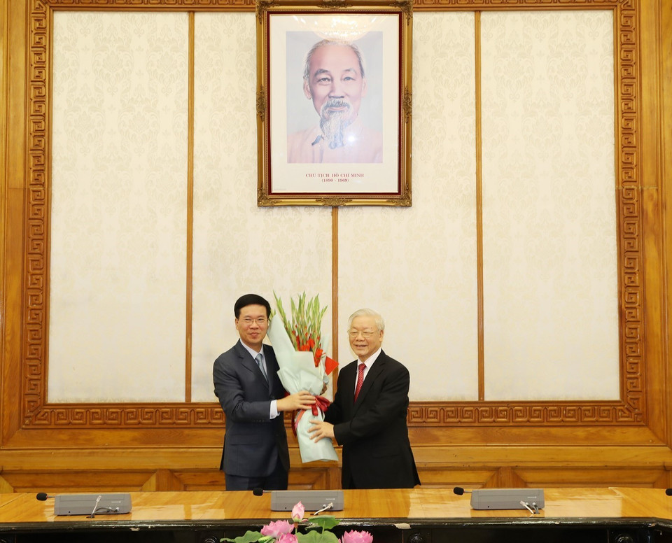 Tổng Bí thư, Chủ tịch nước Nguyễn Phú Trọng tặng hoa chúc mừng ông Võ Văn Thưởng, Ủy viên Bộ Chính trị, giữ chức Thường trực Ban Bí thư. (Ảnh: Trí Dũng/TTXVN)