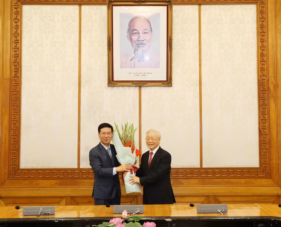 Tổng Bí thư, Chủ tịch nước Nguyễn Phú Trọng tặng hoa chúc mừng ông Võ Văn Thưởng, Ủy viên Bộ Chính trị, giữ chức Thường trực Ban Bí thư. (Ảnh: Trí Dũng/TTXVN)