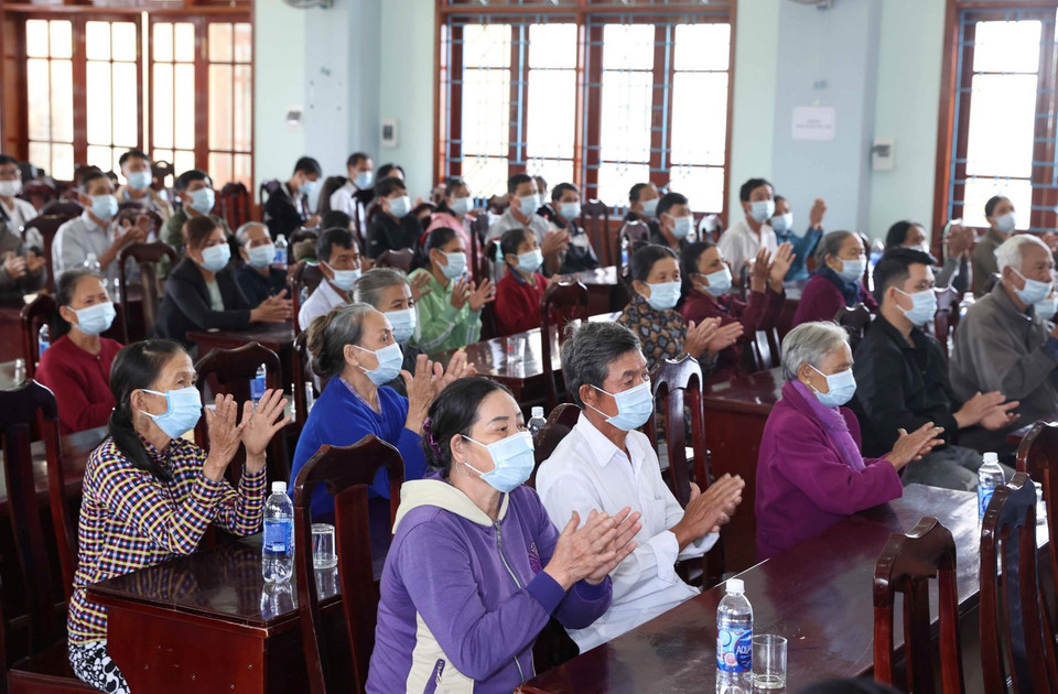 Các gia đình chính sách và hộ nghèo xã Quế Phú, huyện Quế Sơn, tỉnh Quảng Nam tại buổi gặp mặt. (Ảnh: Thống Nhất/TTXVN)