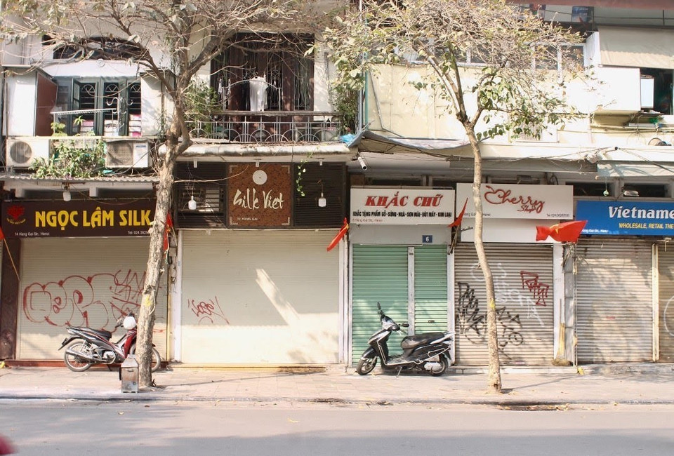 Cửa hàng ngừng kinh doanh trên phố Hàng Gai do không có khách, doanh thu không đủ để tiếp tục trụ lại. Ảnh hưởng của dịch COVID-19 đã làm tê liệt mọi hoạt động kinh doanh. (Ảnh: Minh Nghĩa/TTXVN)