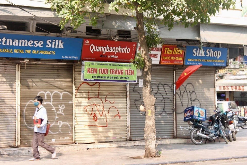 Cửa hàng nghỉ bán, đóng cửa hoặc sang nhượng, cho thuê lại mặt bằng trên phố Hàng Hòm vì doanh thu không đủ để chi trả phí thuê. (Ảnh: Minh Nghĩa/TTXVN)