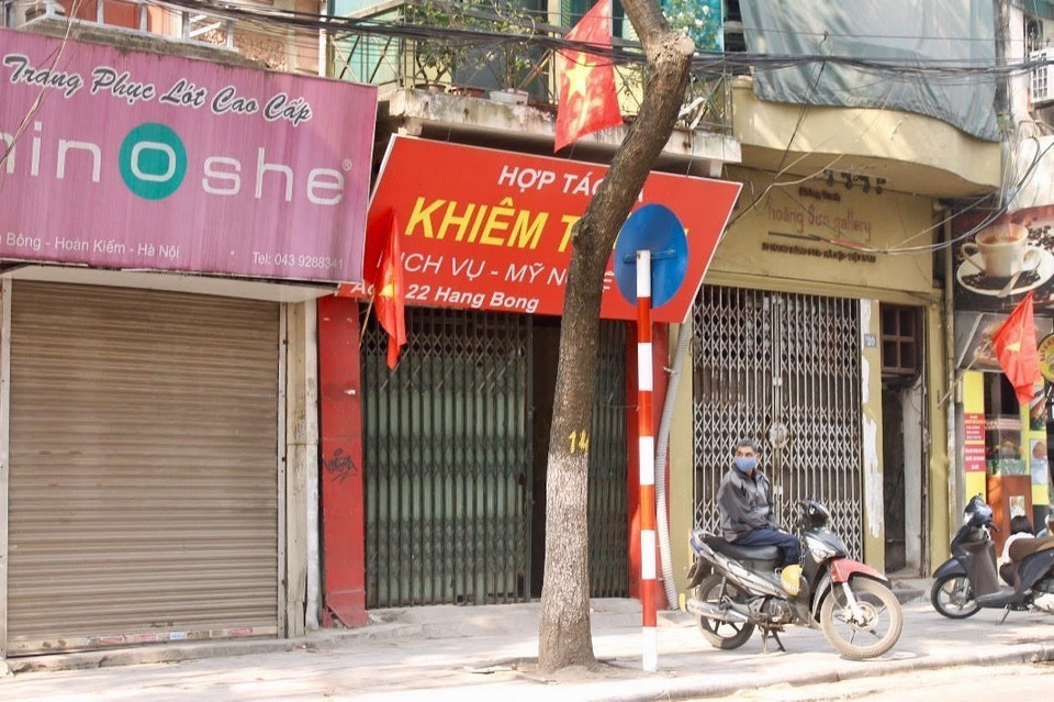 Phố Hàng Bông vắng vẻ, đìu hiu, ít người qua lại. (Ảnh: Minh Nghĩa/TTXVN)