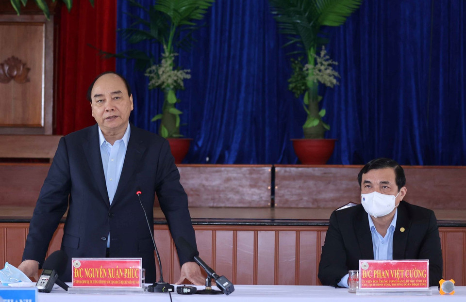 Thủ tướng Nguyễn Xuân Phúc phát biểu tại buổi gặp mặt gia đình chính sách và hộ nghèo xã Quế Phú, huyện Quế Sơn, tỉnh Quảng Nam. (Ảnh: Thống Nhất/TTXVN)