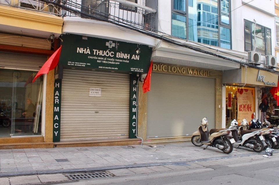 Cửa hàng nghỉ bán, đóng cửa hoặc sang nhượng, cho thuê lại mặt bằng trên phố Hàng Hòm vì doanh thu không đủ để chi trả phí thuê. (Ảnh: Minh Nghĩa/TTXVN)