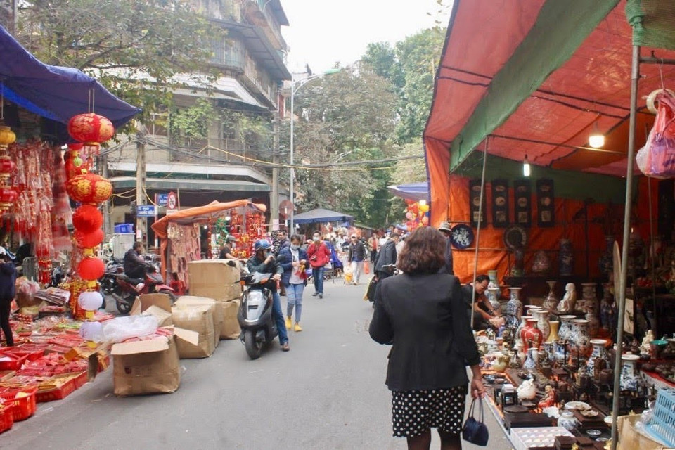 Phố Hàng Mã vẫn có với nhiều mặt hàng cho Tết như đồ trang trí, cây đào, cây quất, hoa quả, bánh kẹo… (Ảnh: Minh Nghĩa/TTXVN)