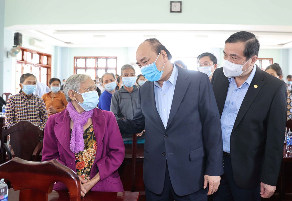 Thủ tướng Nguyễn Xuân Phúc hỏi thăm gia đình chính sách và hộ nghèo xã Quế Phú, huyện Quế Sơn, tỉnh Quảng Nam. (Ảnh: Thống Nhất/TTXVN)