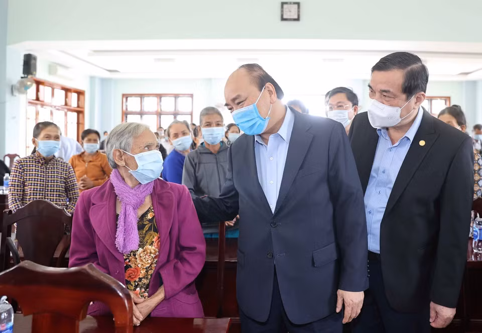 Thủ tướng Nguyễn Xuân Phúc hỏi thăm gia đình chính sách và hộ nghèo xã Quế Phú, huyện Quế Sơn, tỉnh Quảng Nam. (Ảnh: Thống Nhất/TTXVN)