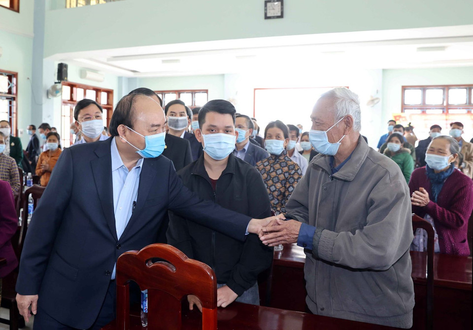 Thủ tướng Nguyễn Xuân Phúc hỏi thăm gia đình chính sách và hộ nghèo xã Quế Phú, huyện Quế Sơn, tỉnh Quảng Nam. (Ảnh: Thống Nhất/TTXVN)