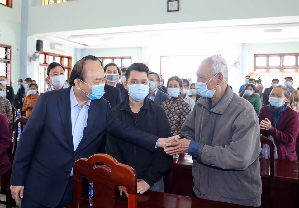 Thủ tướng Nguyễn Xuân Phúc hỏi thăm gia đình chính sách và hộ nghèo xã Quế Phú, huyện Quế Sơn, tỉnh Quảng Nam. (Ảnh: Thống Nhất/TTXVN)
