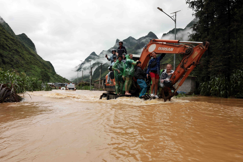 Xe chuyên dụng công trình tham gia vận chuyển người dân. (Ảnh: Trần Việt/TTXVN)