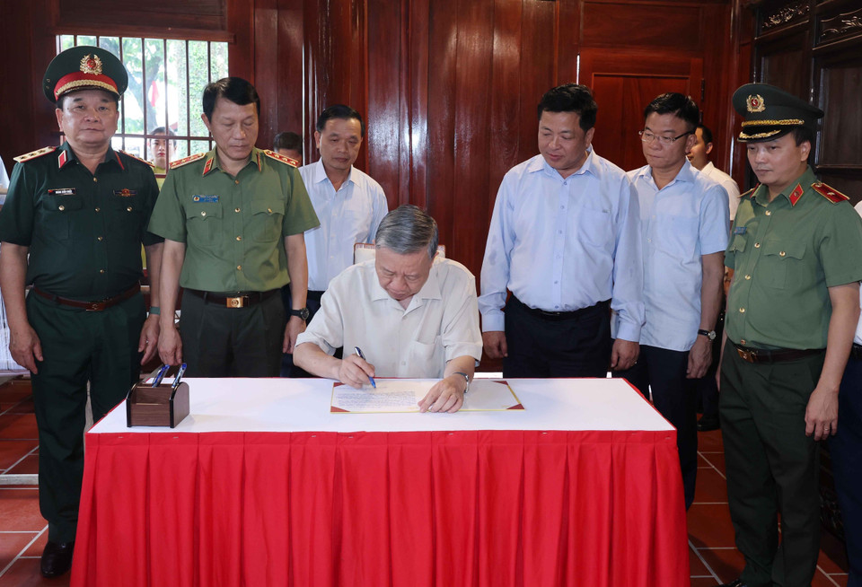 Chủ tịch nước Tô Lâm viết lưu bút tại Khu lưu niệm ông Hoàng Đình Giong. (Ảnh: Nhan Sáng/TTXVN)