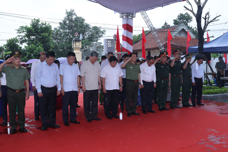 Chủ tịch nước Tô Lâm và các đại biểu tưởng niệm ông Hoàng Đình Giong. (Ảnh Nhan Sáng/TTXVN)