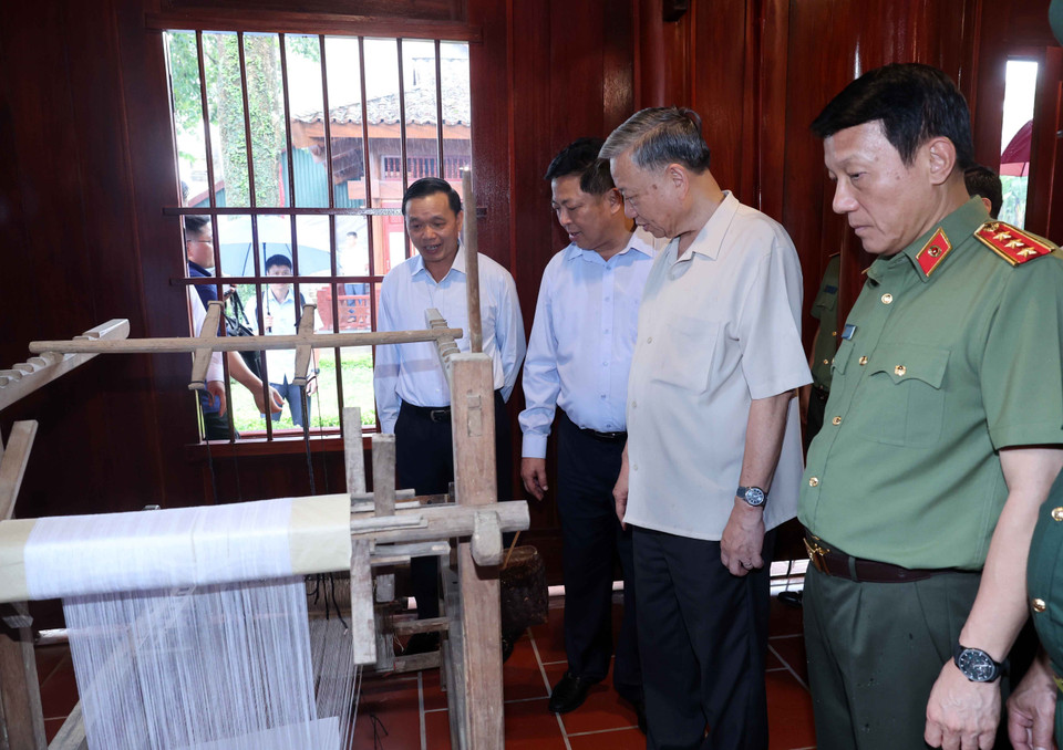 Chủ tịch nước Tô Lâm tham quan Khu lưu niệm ông Hoàng Đình Giong. (Ảnh: Nhan Sáng/TTXVN)