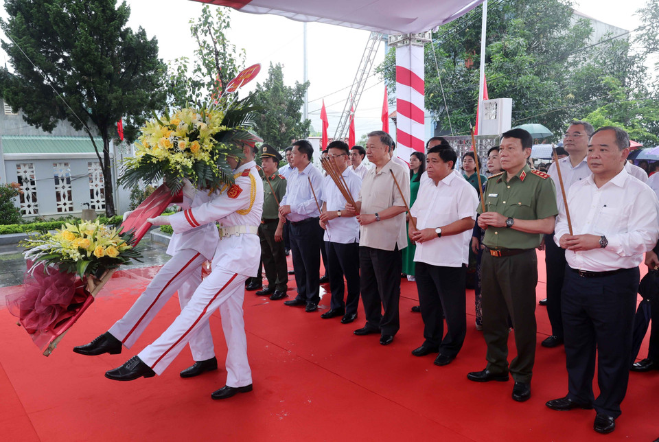 Chủ tịch nước Tô Lâm và các đại biểu dâng hương, dâng hoa tưởng niệm ông Hoàng Đình Giong. (Ảnh: Nhan Sáng/TTXVN)