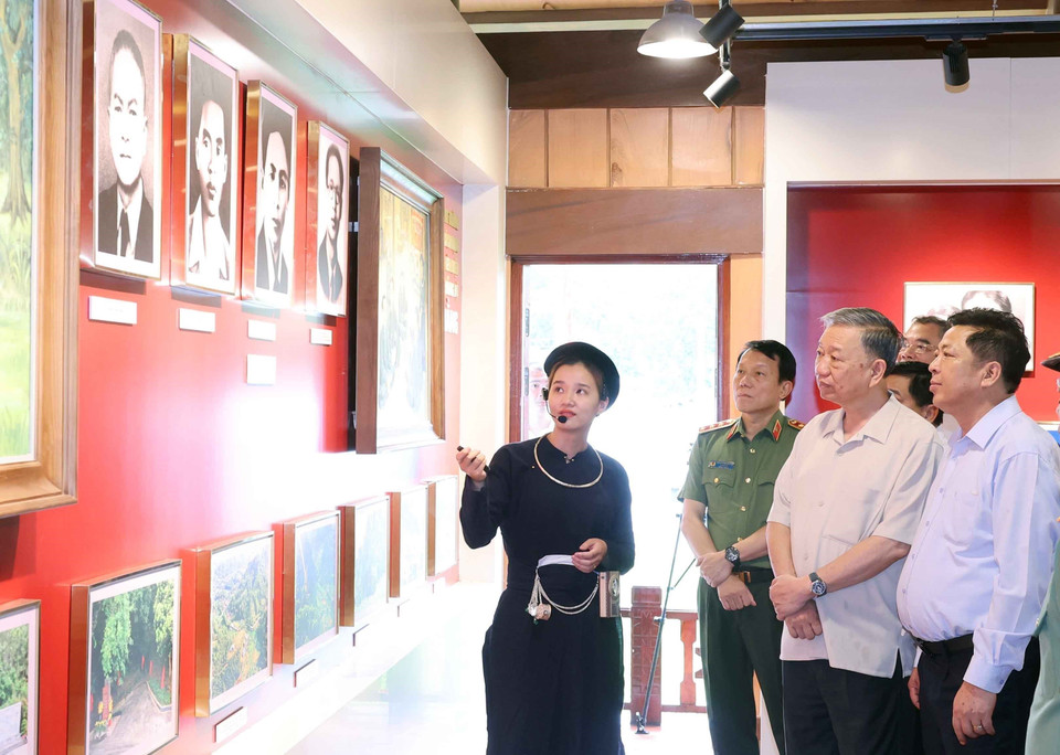 Chủ tịch nước Tô Lâm tham quan Khu lưu niệm ông Hoàng Đình Giong. (Ảnh: Nhan Sáng/TTXVN)