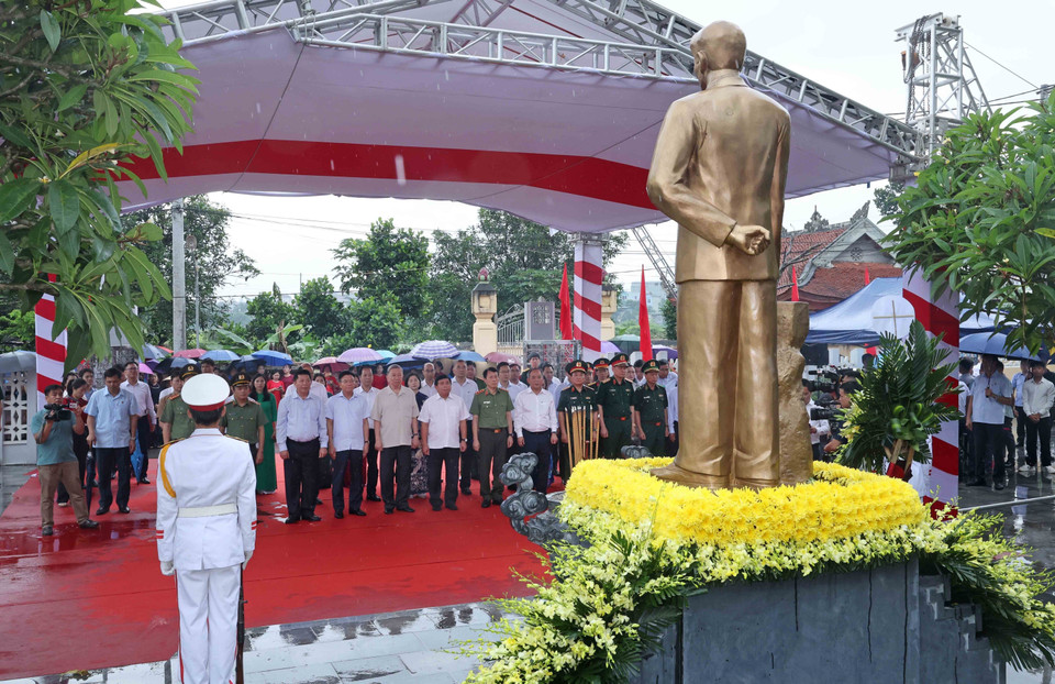 Chủ tịch nước Tô Lâm và các đại biểu tưởng niệm ông Hoàng Đình Giong. (Ảnh: Nhan Sáng/TTXVN)