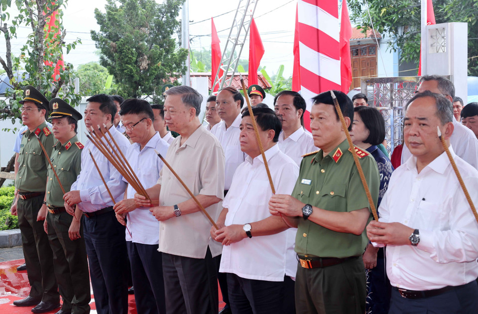 Chủ tịch nước Tô Lâm dâng hương tưởng niệm ông Hoàng Đình Giong. (Ảnh Nhan Sáng/TTXVN)