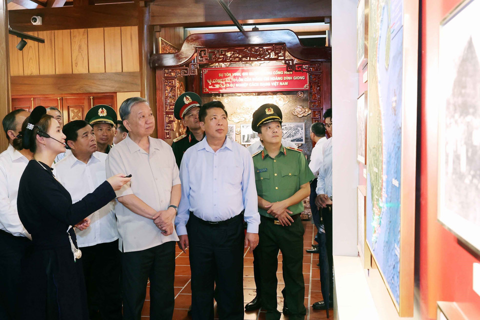 Chủ tịch nước Tô Lâm tham quan Khu lưu niệm ông Hoàng Đình Giong. (Ảnh: Nhan Sáng/TTXVN)