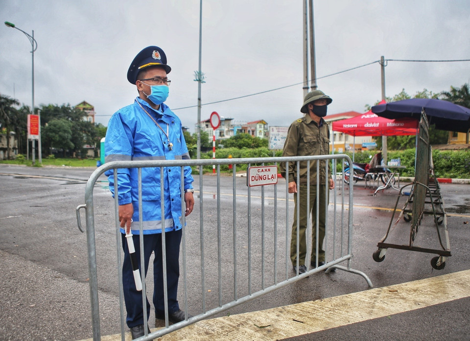 Chốt kiểm soát cách ly cứng ra-vào thôn Hạ Lôi. (Ảnh: Danh Lam/TTXVN)